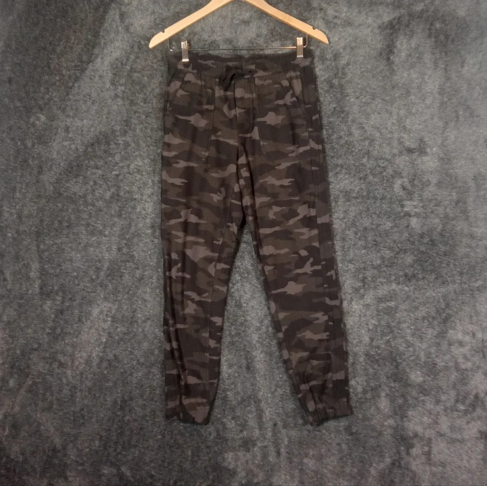 Athleta Farallon jogger camo women's zero